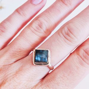 Anillo rombo Labradorita plata